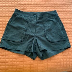 The Lululemon Instant Short in Green- Size 6